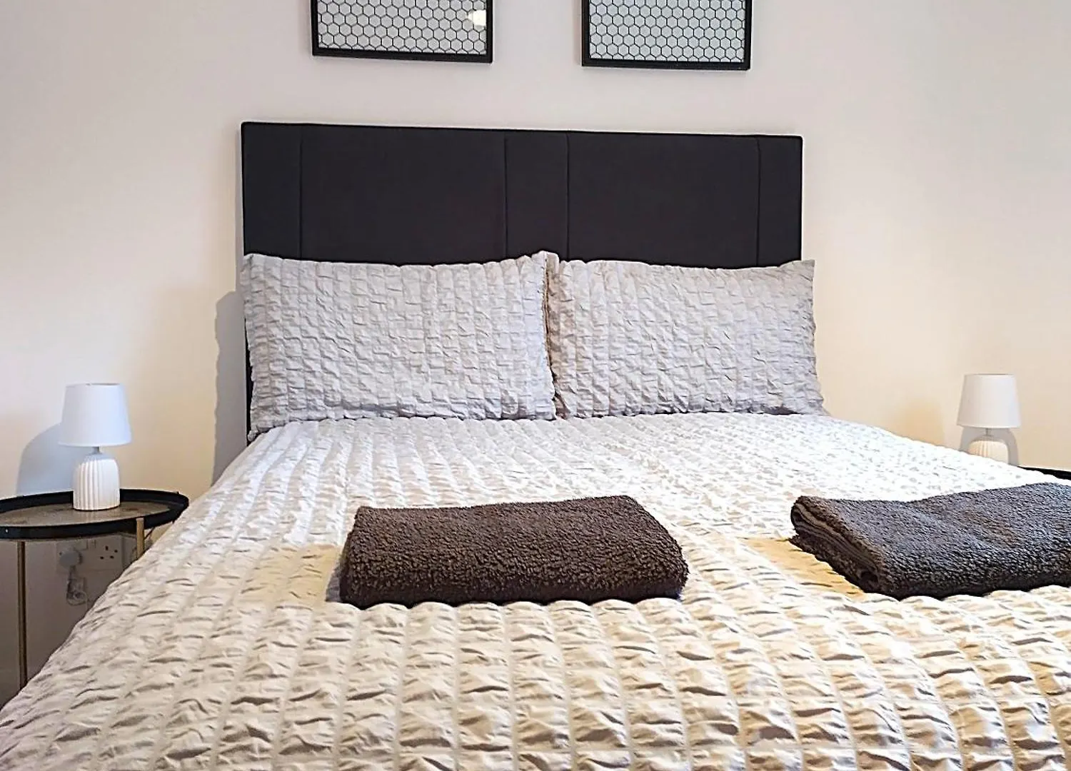 City Centre Modern Ground Floor Apartment - Free Parking - Sleeps 6 Belfast