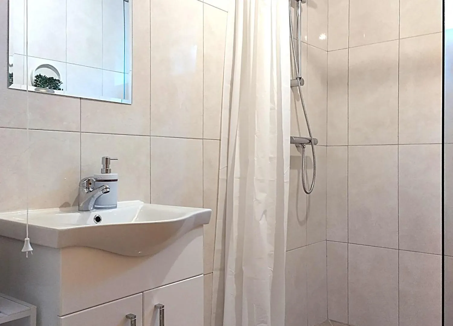 City Centre Modern Ground Floor Apartment - Free Parking - Sleeps 6 Belfast