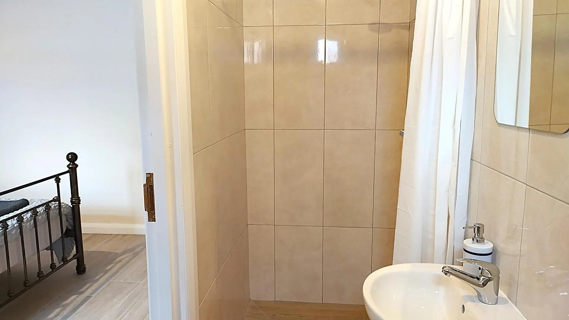 City Centre Modern Ground Floor Apartment - Free Parking - Sleeps 6 Belfast