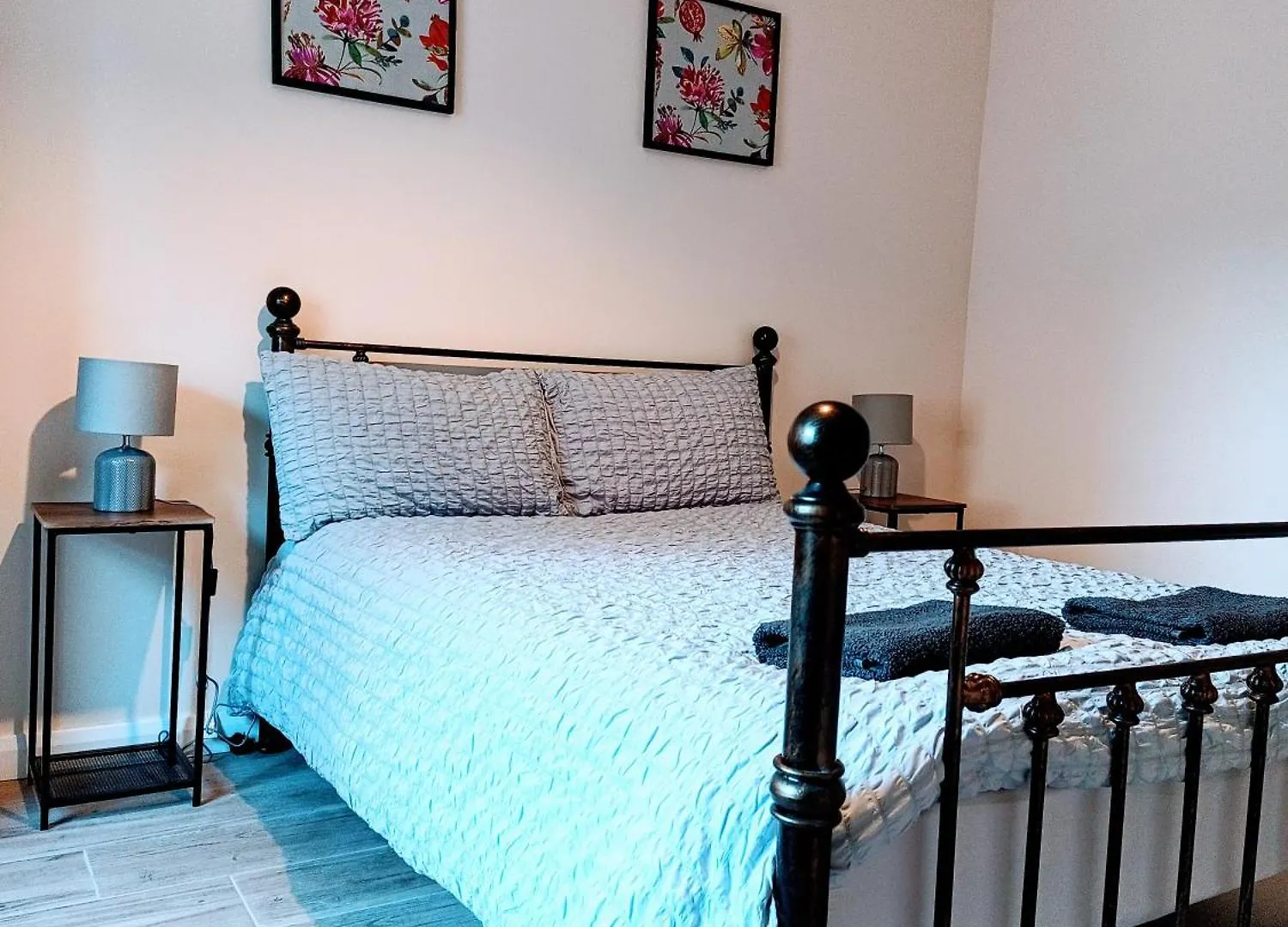 City Centre Modern Ground Floor Apartment - Free Parking - Sleeps 6 Belfast