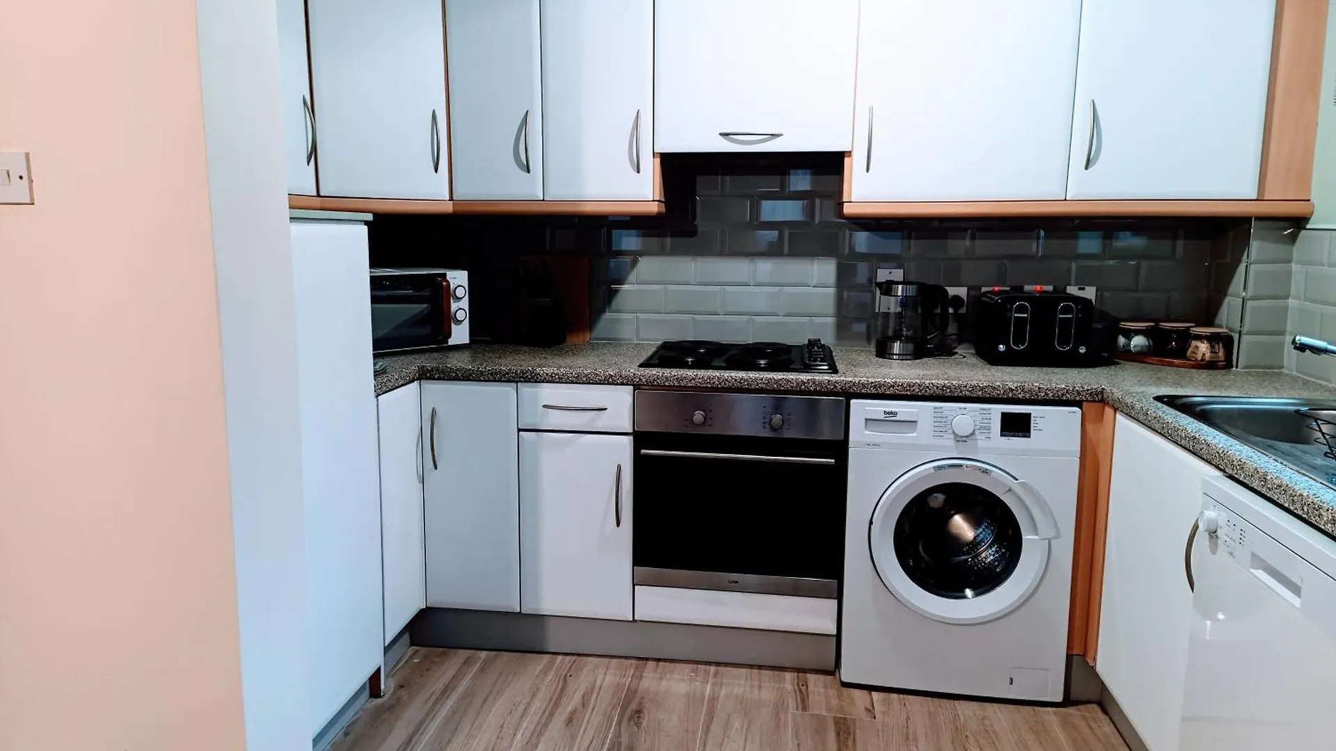 City Centre Modern Ground Floor Apartment - Free Parking - Sleeps 6 Belfast 0*,  United Kingdom