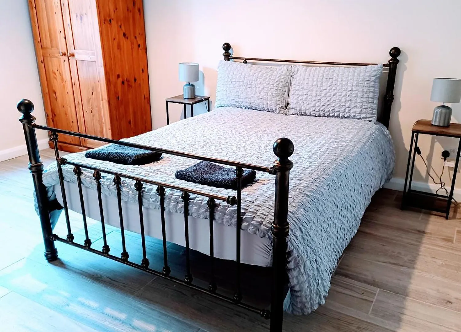 City Centre Modern Ground Floor Apartment - Free Parking - Sleeps 6 Belfast